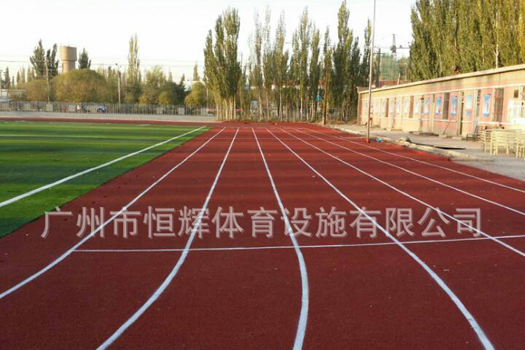 恒辉行走在新疆-哈密第十二小学2700平方跑道和1700平方人造草