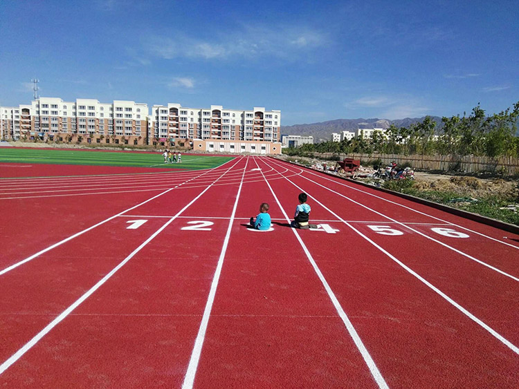 广州塑胶跑道的新疆伊犁特克斯第六学校10000平方运动场完美亮相